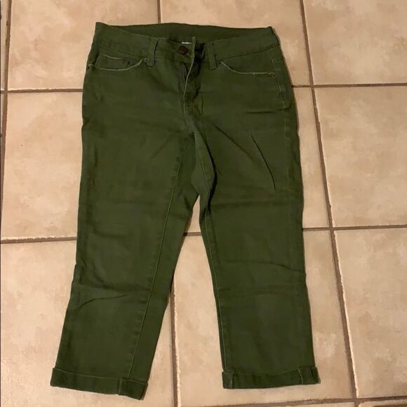 🌼3/$15🌼Green capris   - Picture 4 of 7